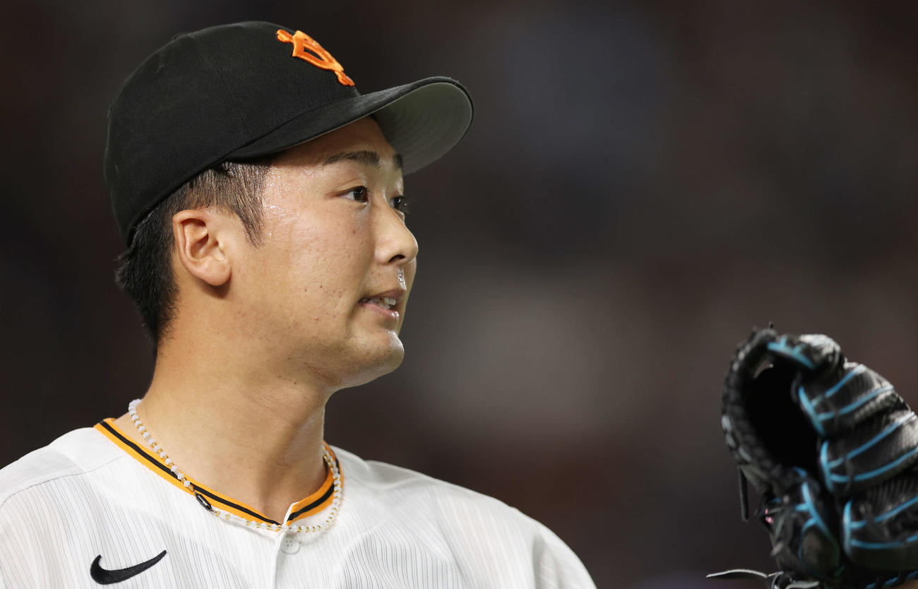 巨人対中日　8回表中日を抑え、チームメートを迎える船迫（撮影・宮地輝）