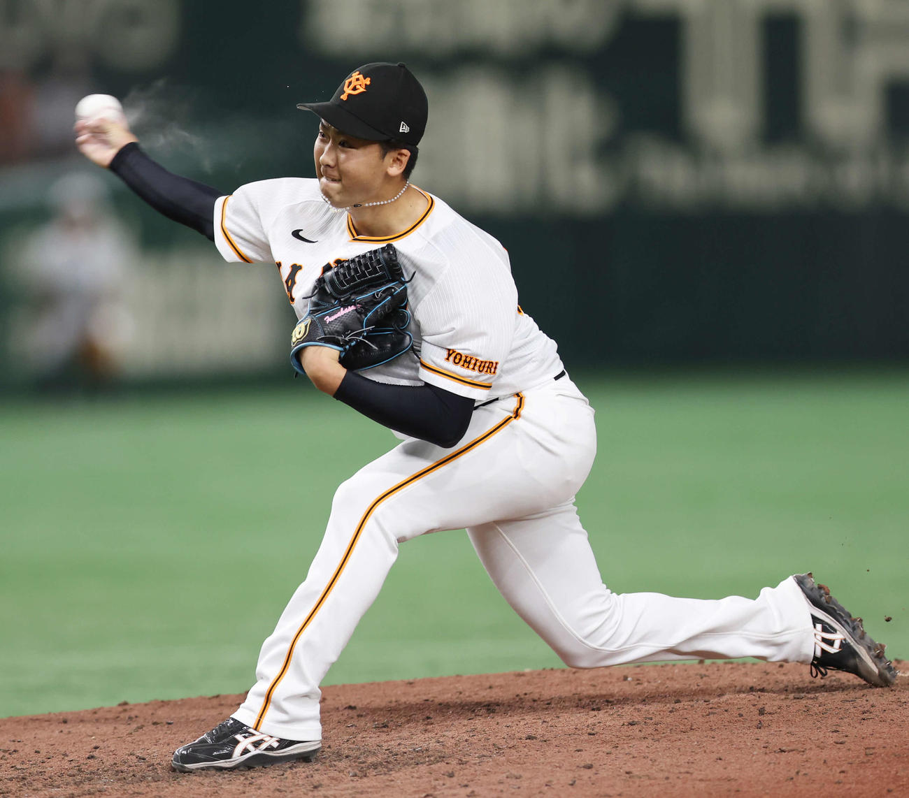 巨人対中日　8回表巨人3番手で登板し、力投する船迫（撮影・宮地輝）