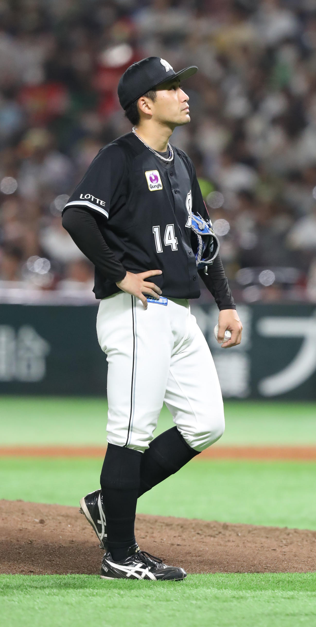 ソフトバンク対ロッテ　6回裏悔しそうな表情でマウンドを後にする小島和哉（撮影・屋方直哉）