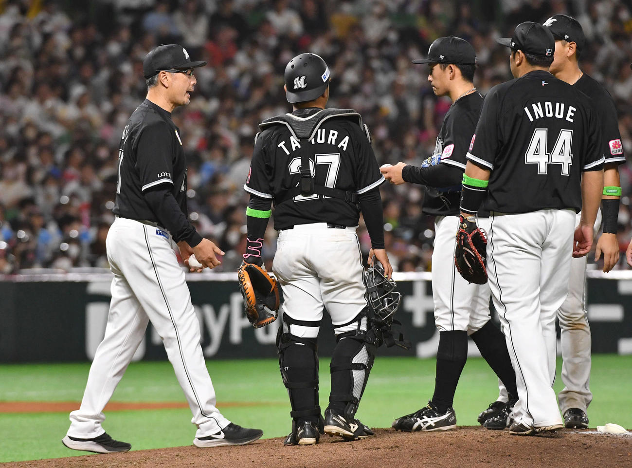 ソフトバンク対ロッテ　6回裏ソフトバンク無死一、二塁、栗原に先制3点本塁打を打たれた小島（右から3人目）の降板を告げ、ボールを手にマウンドへ向かう吉井監督（撮影・岩下翔太）