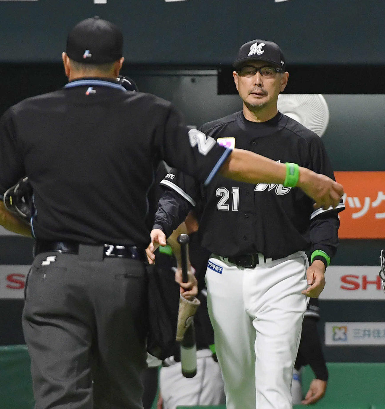 ソフトバンク対ロッテ　8回表ロッテの攻撃を終え、投手交代に向かう吉井監督（撮影・岩下翔太）