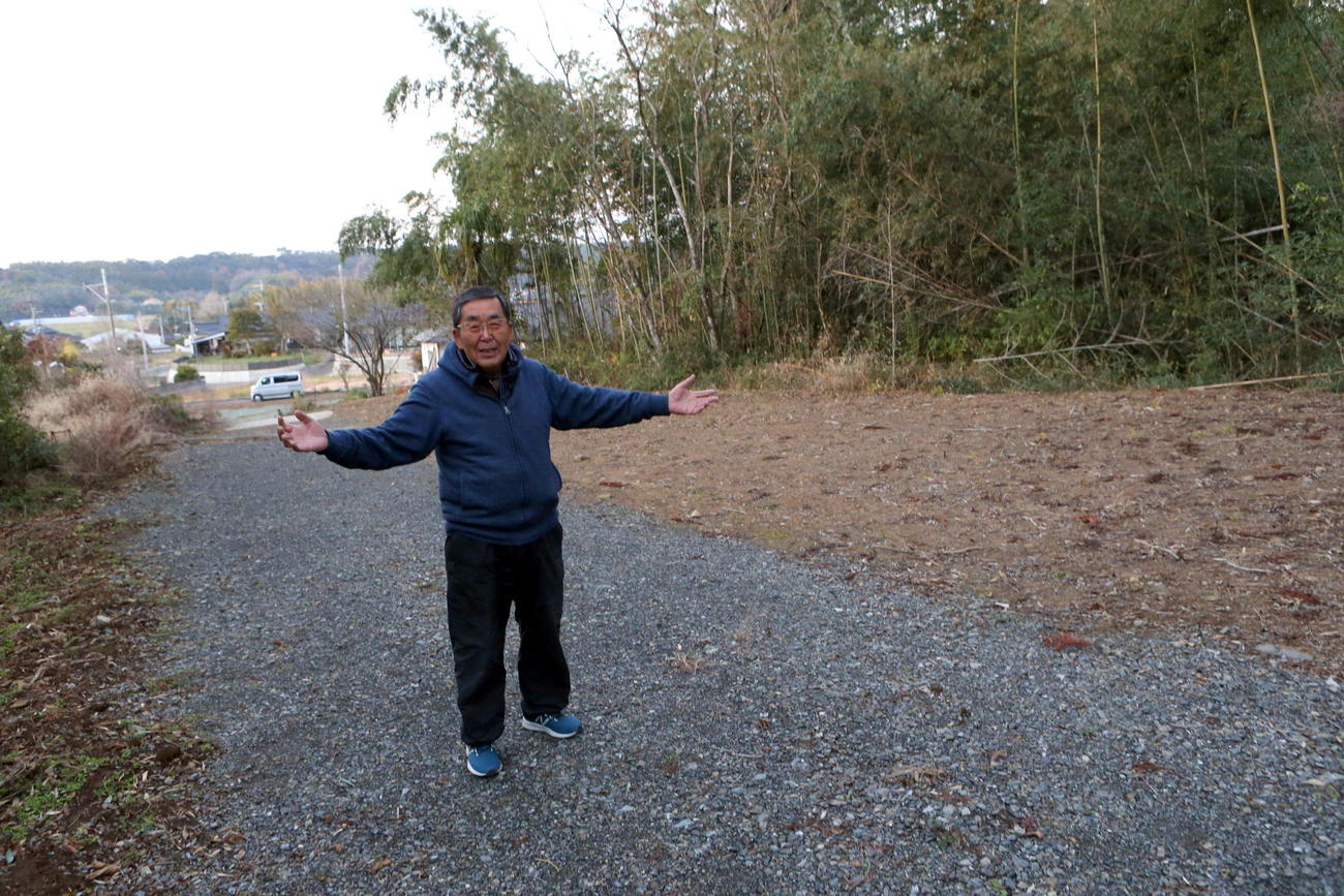 「村上球場」を夢見る場所を紹介する浜田雅之さん（撮影・三須一紀）