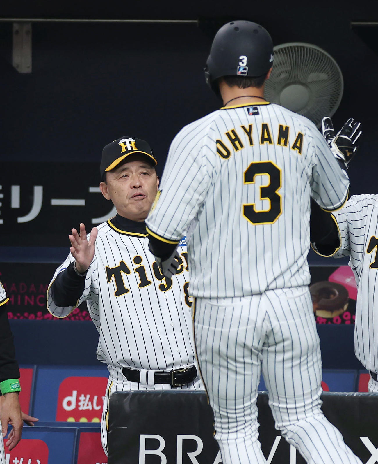 阪神対DeNA 2回裏阪神無死満塁、梅野の適時打で先制の生還を果たした大山（右）を迎える岡田監督（撮影・前田充）