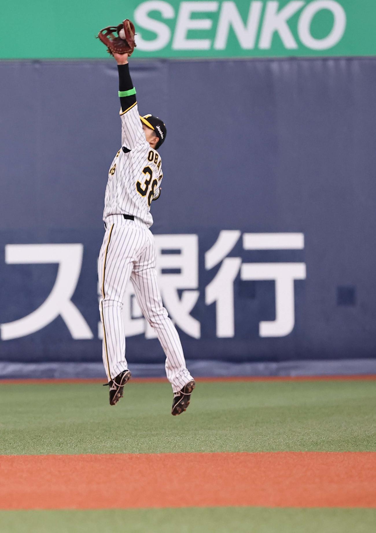 阪神対DeNA 4回表DeNA無死、小幡は佐野の遊直をジャンプ一番で好捕する（撮影・上田博志）