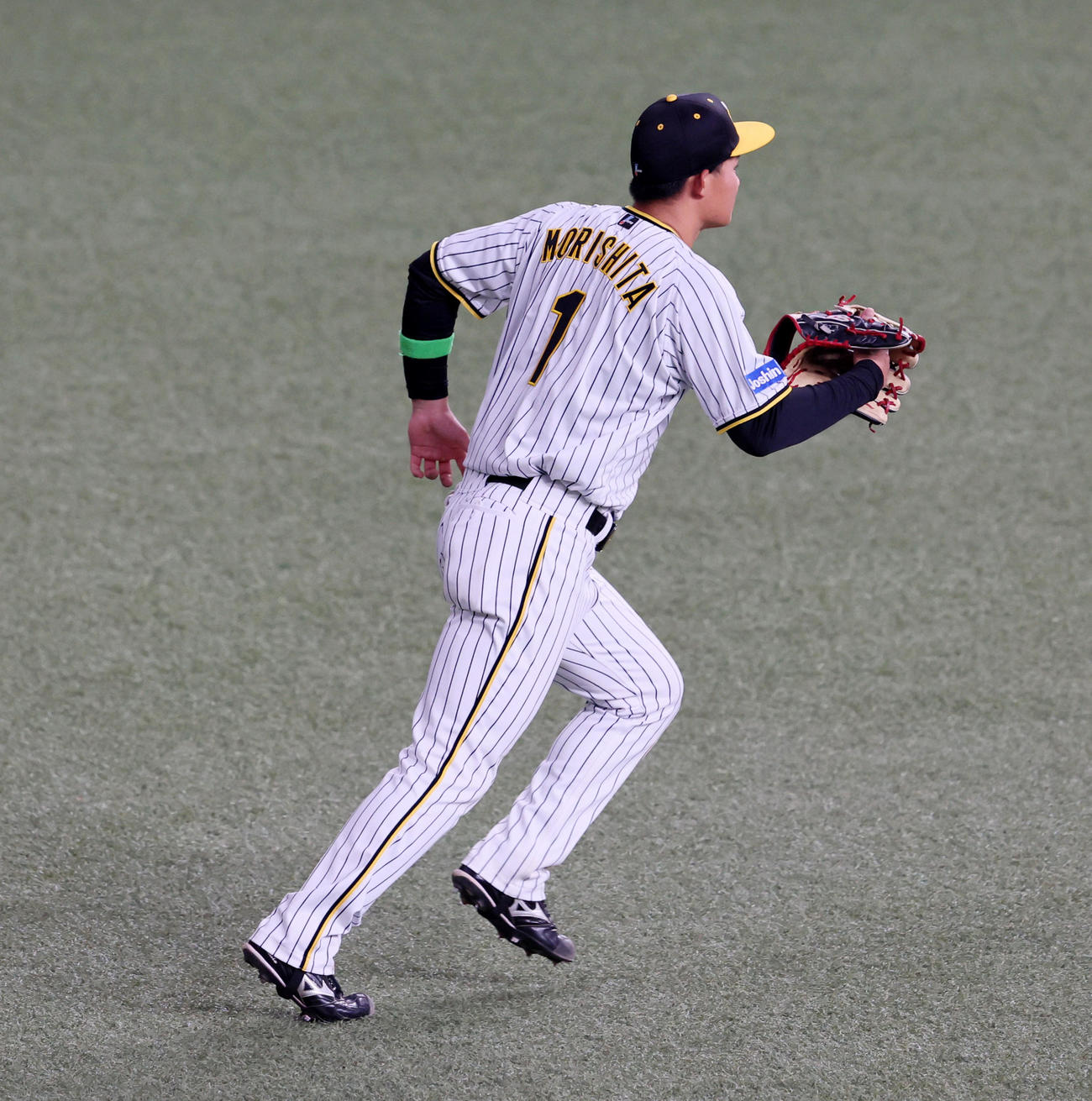 阪神対DeNA 6回表DeNA2死一、二塁、板山と交代でベンチへ下がる森下（撮影・加藤哉）