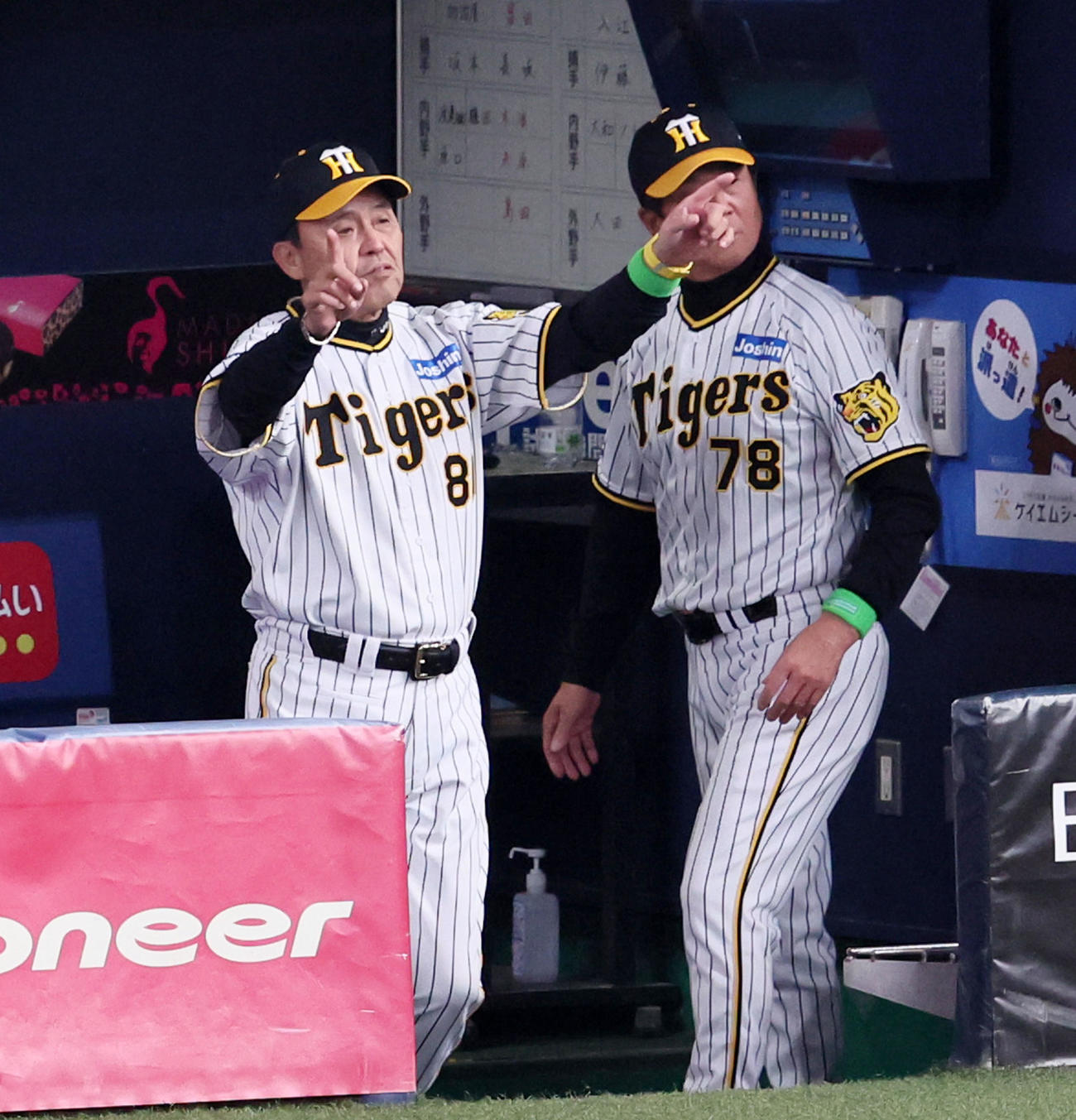 阪神対DeNA 7回裏阪神1死二塁、ノイジーの中前打で生還した二塁走者近本の本塁判定にリプレー検証を要求する岡田監督（撮影・加藤哉）