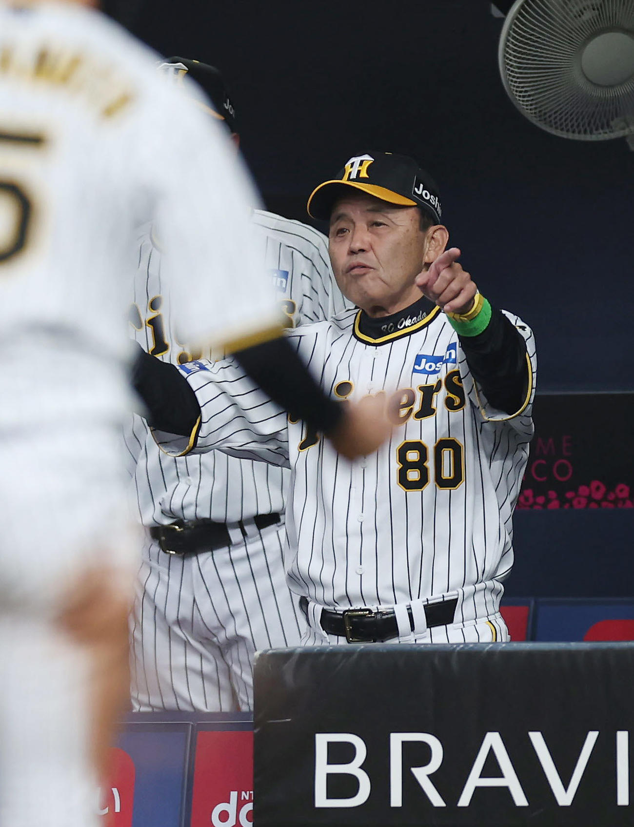 阪神対DeNA 7回裏阪神1死二塁、ノイジーの中前打で二走近本が本塁を狙い、アウトとなったプレーでリクエストする岡田監督（撮影・前田充）