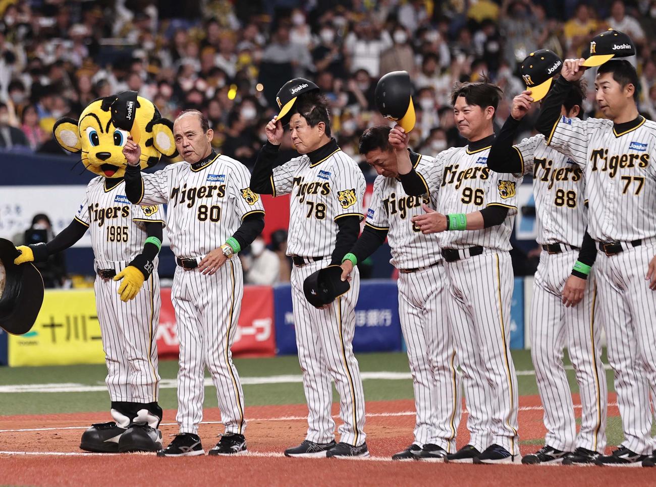 阪神対DeNA DeNAに勝利した岡田監督（左から2人目）はファンの歓声に帽子をあげて応える（撮影・上田博志）