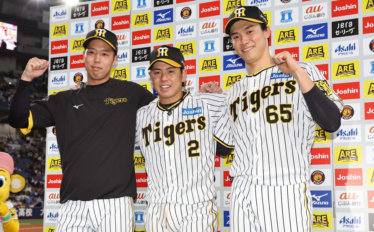 阪神対DeNA　お立ち台でガッツポーズをする左から青柳、梅野、湯浅（撮影・上田博志）