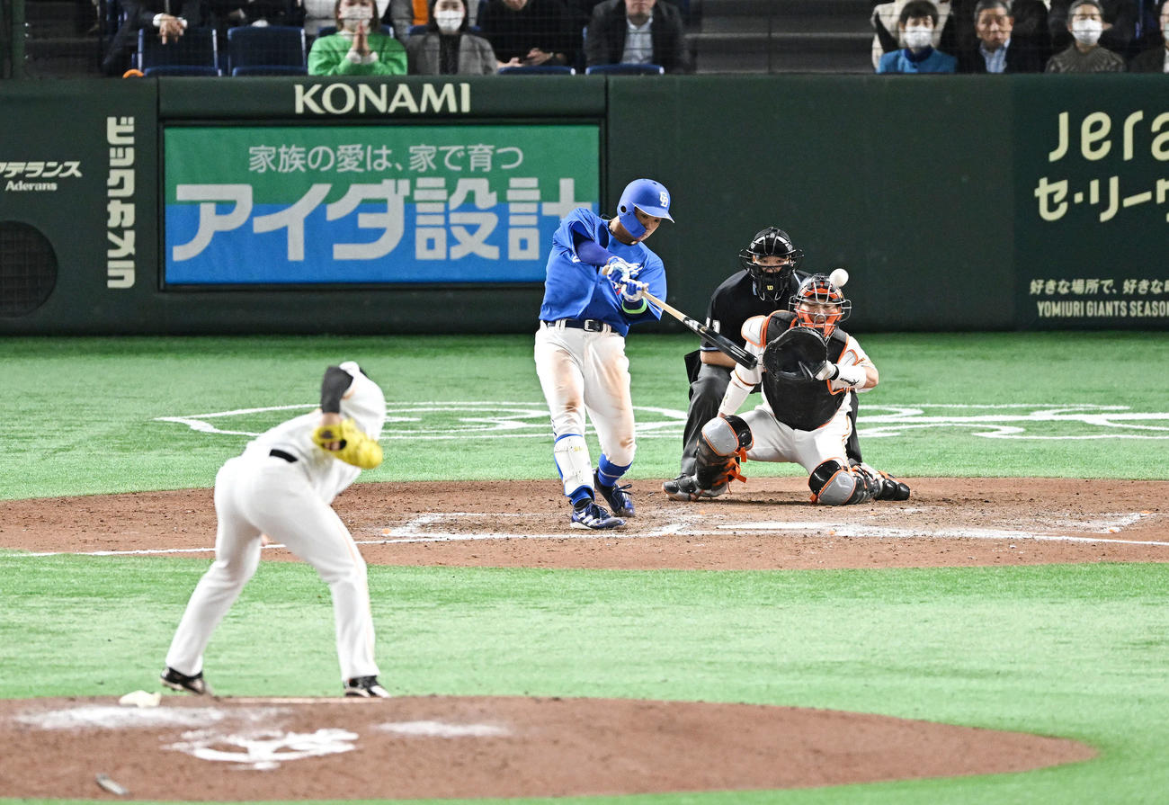 巨人対中日　9回表中日1死満塁、高橋周は2点適時二塁打を放つ。投手高梨（撮影・滝沢徹郎）