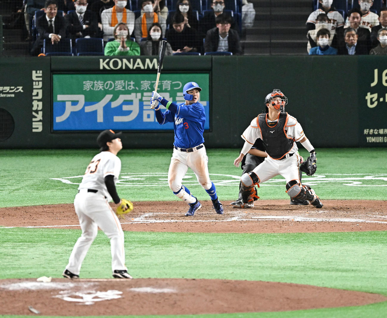 巨人対中日　9回表中日1死満塁、高橋周は2点適時二塁打を放つ。投手高梨（撮影・滝沢徹郎）
