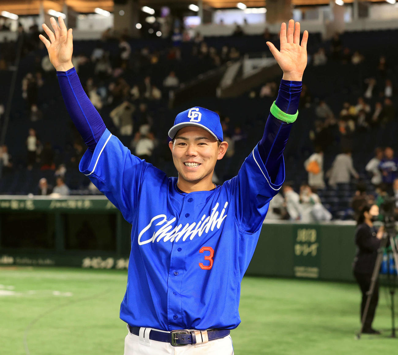 巨人対中日　ヒーローインタビュー後、ファンに笑顔で手を振る中日高橋周（撮影・浅見桂子）