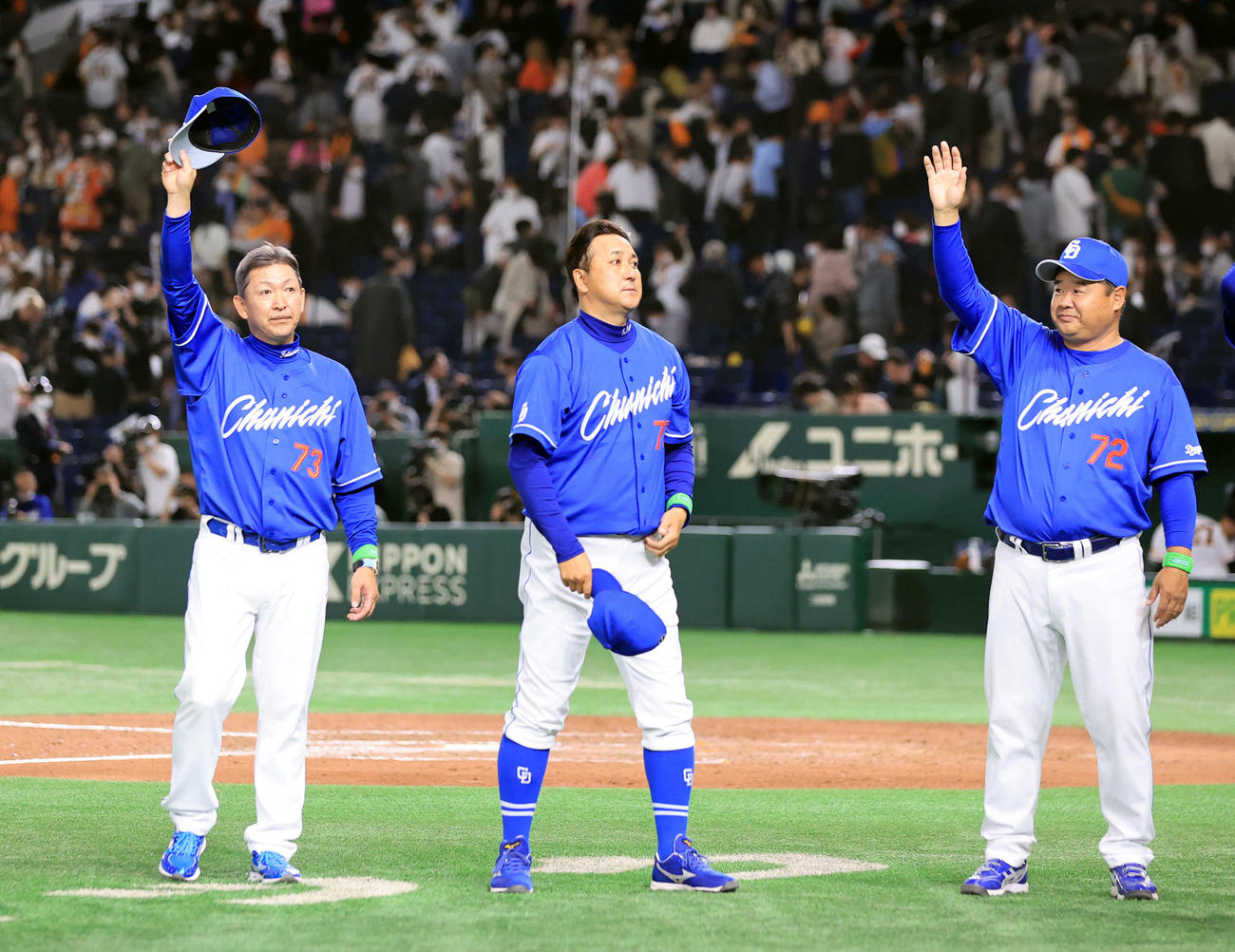 巨人対中日　開幕戦勝利を決め、ファンに手を振る中日立浪監督（左）ら（撮影・浅見桂子）