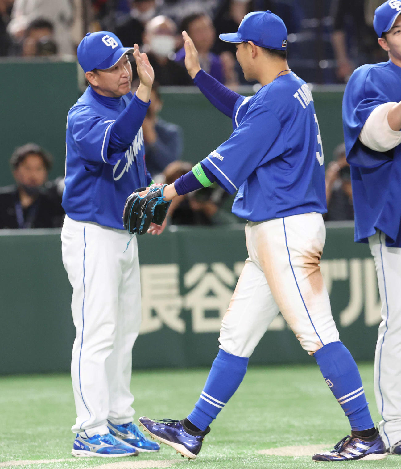 巨人対中日　勝利し、中日高橋周（右）とタッチを交わす立浪監督（撮影・宮地輝）
