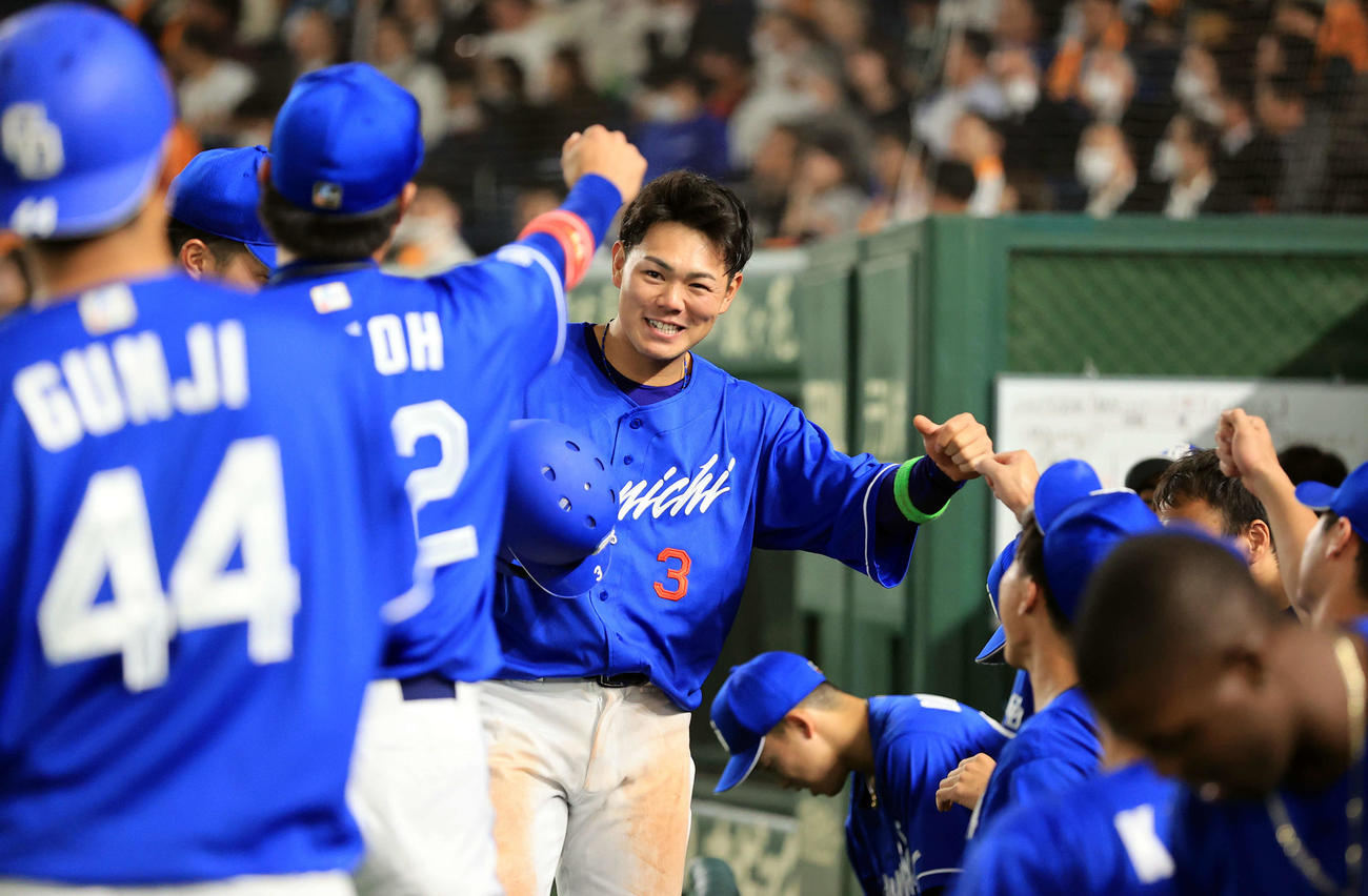 巨人対中日　9回表中日1死満塁、高橋周（中央）は左越え2点二塁打を放ちナインと笑顔でハイタッチ（撮影・浅見桂子）