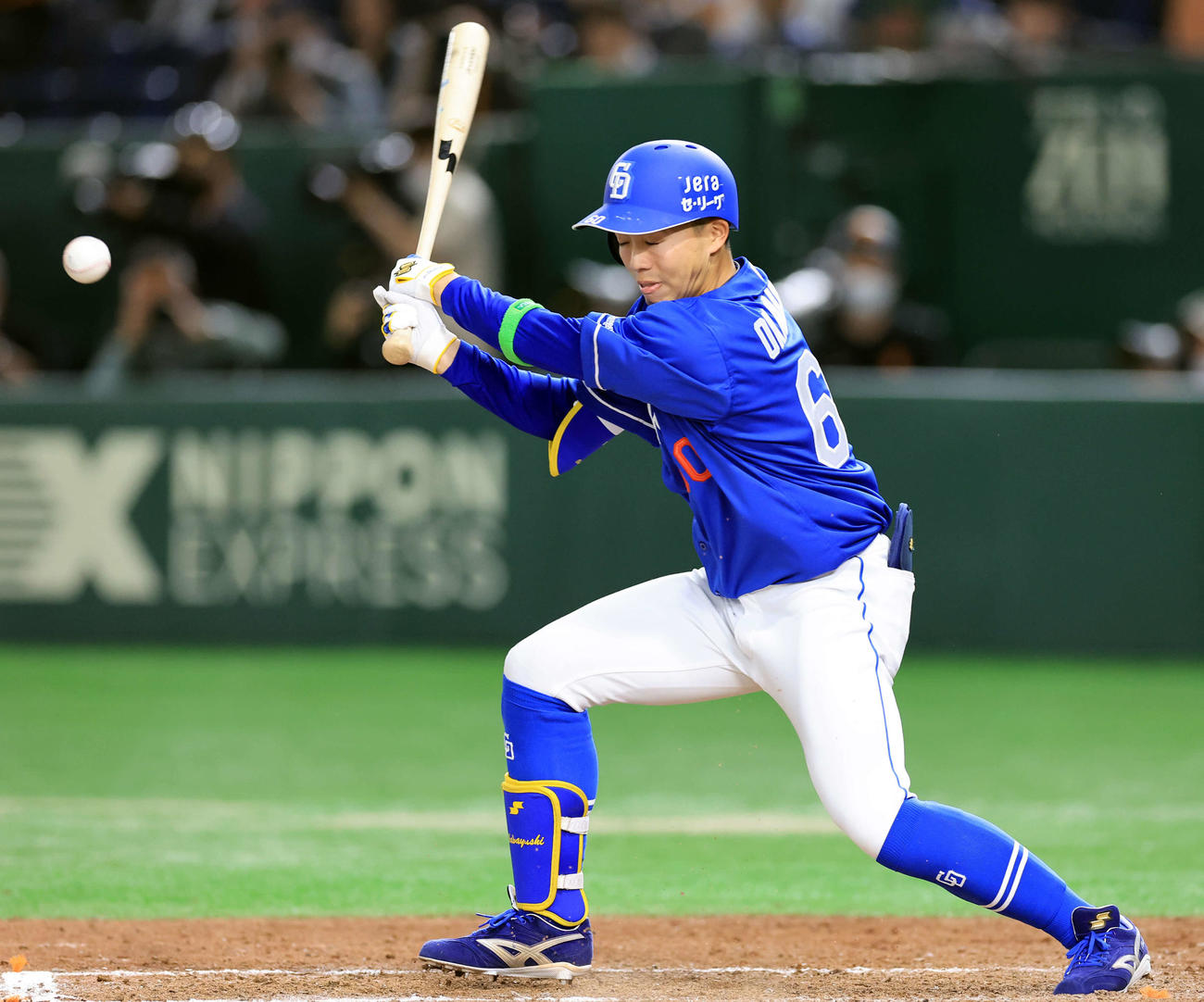 巨人対中日　9回表中日1死二、三塁、岡林は投手野選を誘うボテボテの打球を放つ（撮影・浅見桂子）