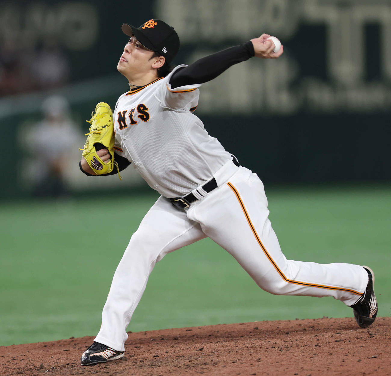 巨人対中日　9回表巨人5番手で登板し、力投する高梨（撮影・宮地輝）