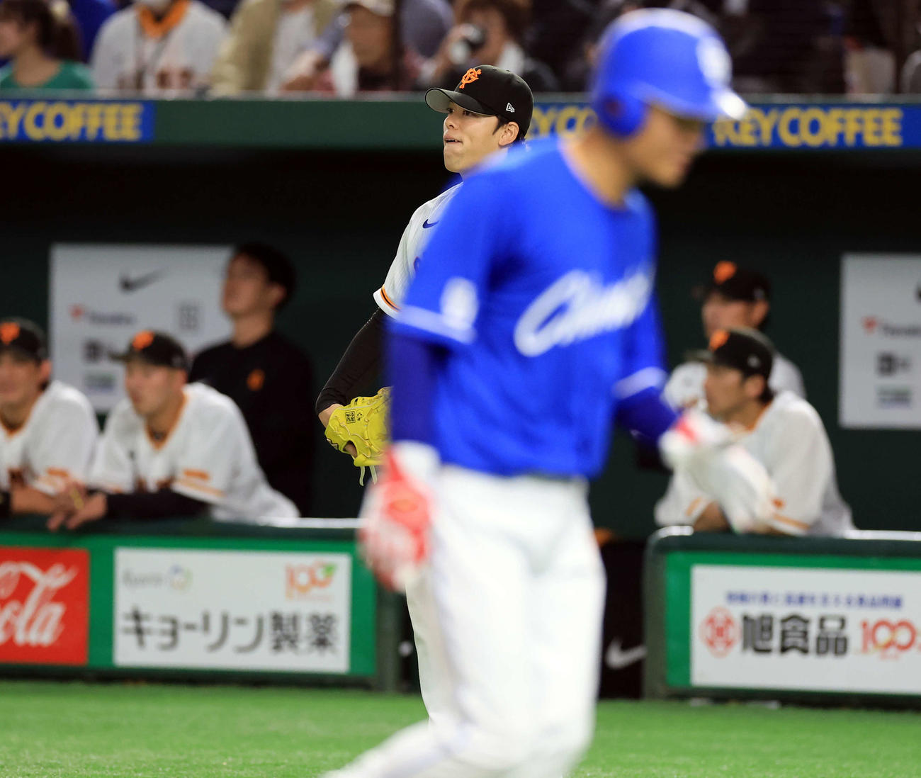 巨人対中日　9回表中日1死満塁、高橋周に左越え逆転2点二塁打を許し、ぼう然とする高梨（中央）（撮影・浅見桂子）
