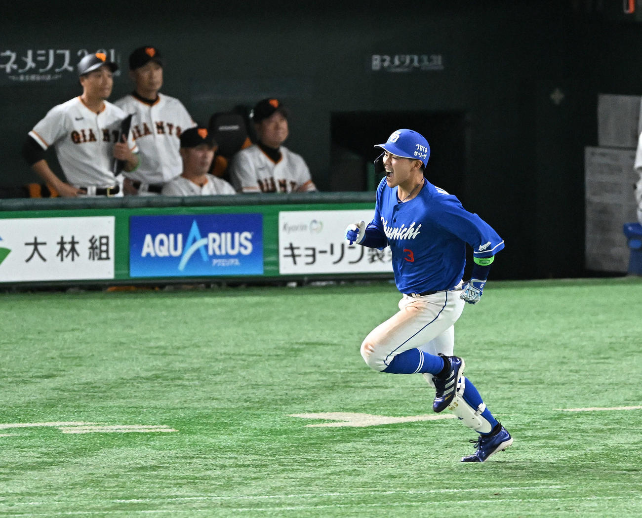 巨人対中日　9回表中日1死満塁、高橋周は2点適時二塁打を放ちさけぶ（撮影・滝沢徹郎）