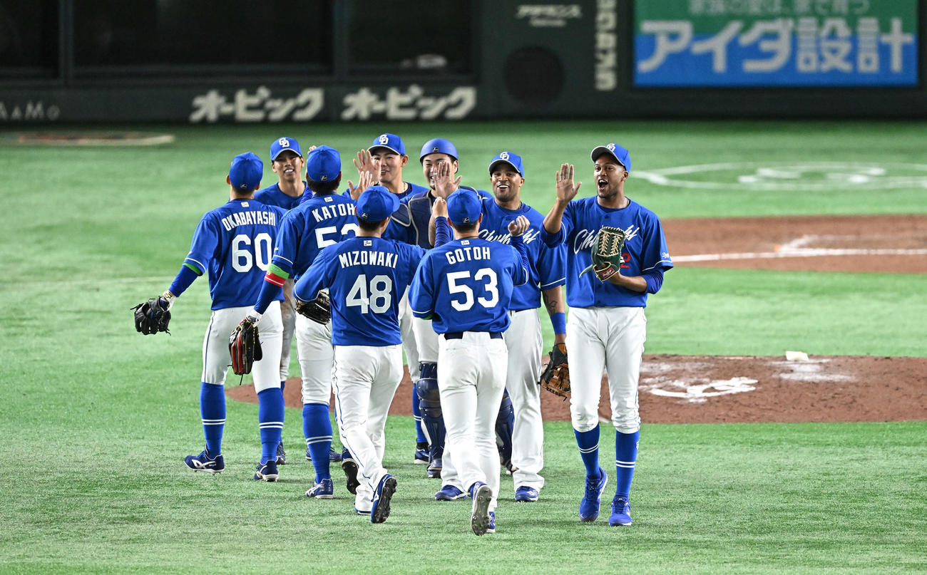 巨人対中日　試合に勝利しタッチを交わす中日の選手たち（撮影・滝沢徹郎）