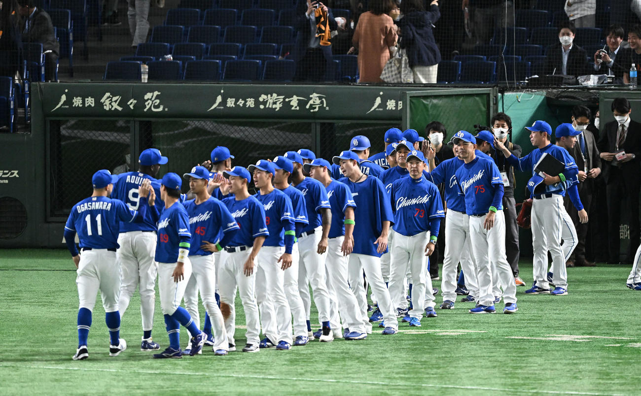 巨人対中日　試合に勝利しタッチを交わす中日の選手たち（撮影・滝沢徹郎）
