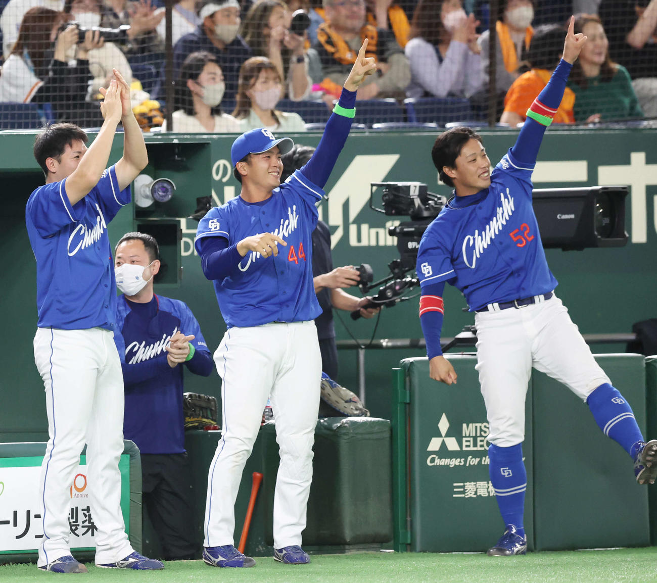 巨人対中日　9回表中日1死満塁、高橋周が勝ち越し適時二塁打を放ち、盛り上がるベンチ（撮影・宮地輝）
