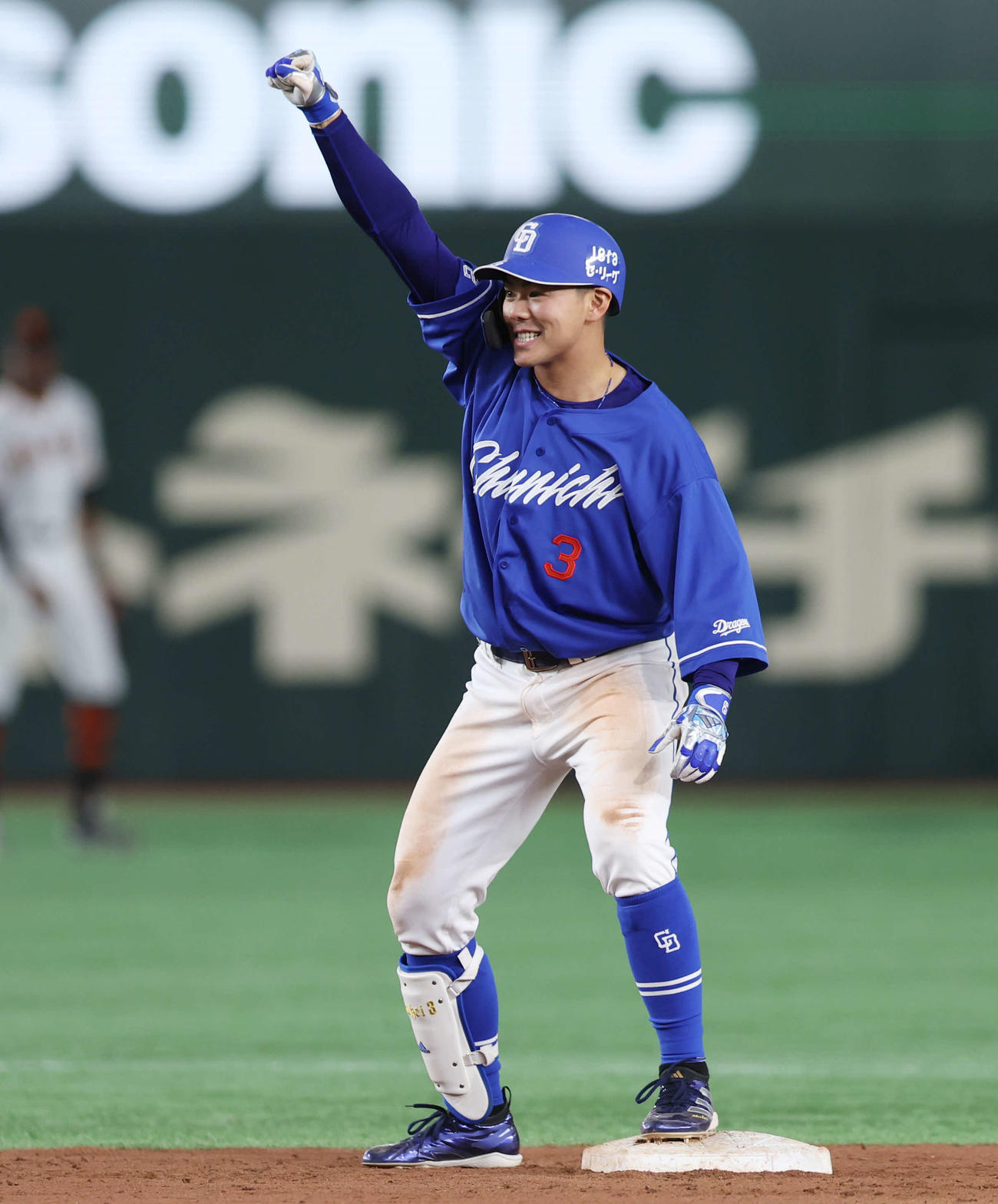 巨人対中日　9回表中日1死満塁、勝ち越し適時二塁打を放ち、ガッツポーズする高橋周（撮影・宮地輝）