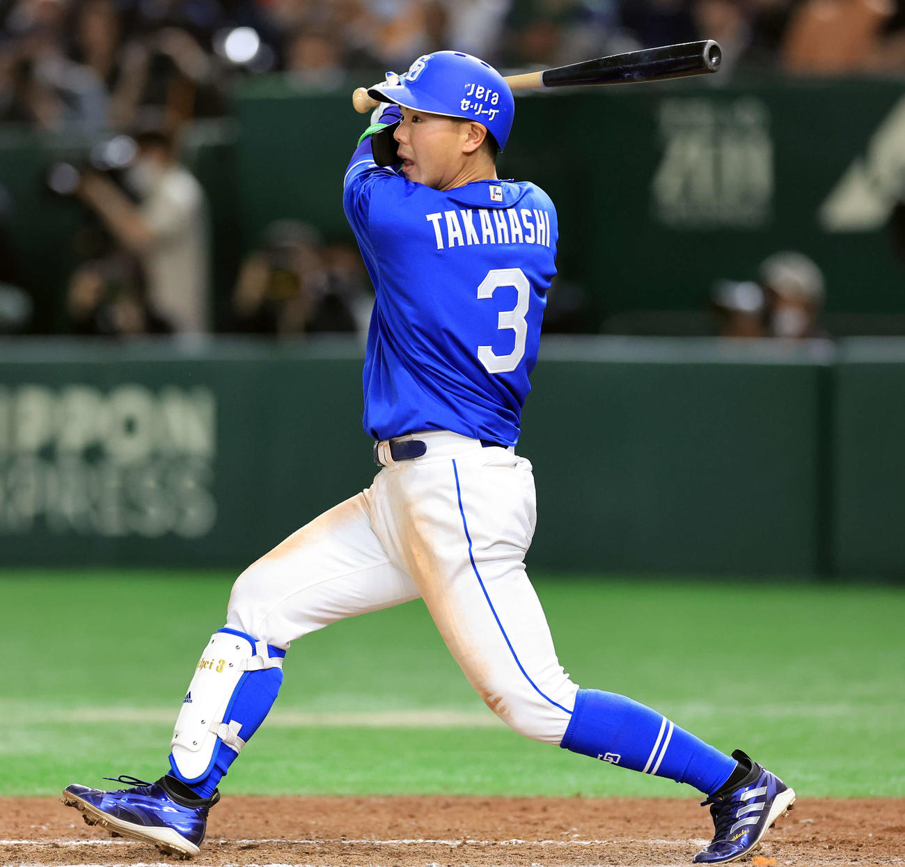 巨人対中日　9回表中日1死満塁、高橋周は左越え2点二塁打を放つ（撮影・浅見桂子）