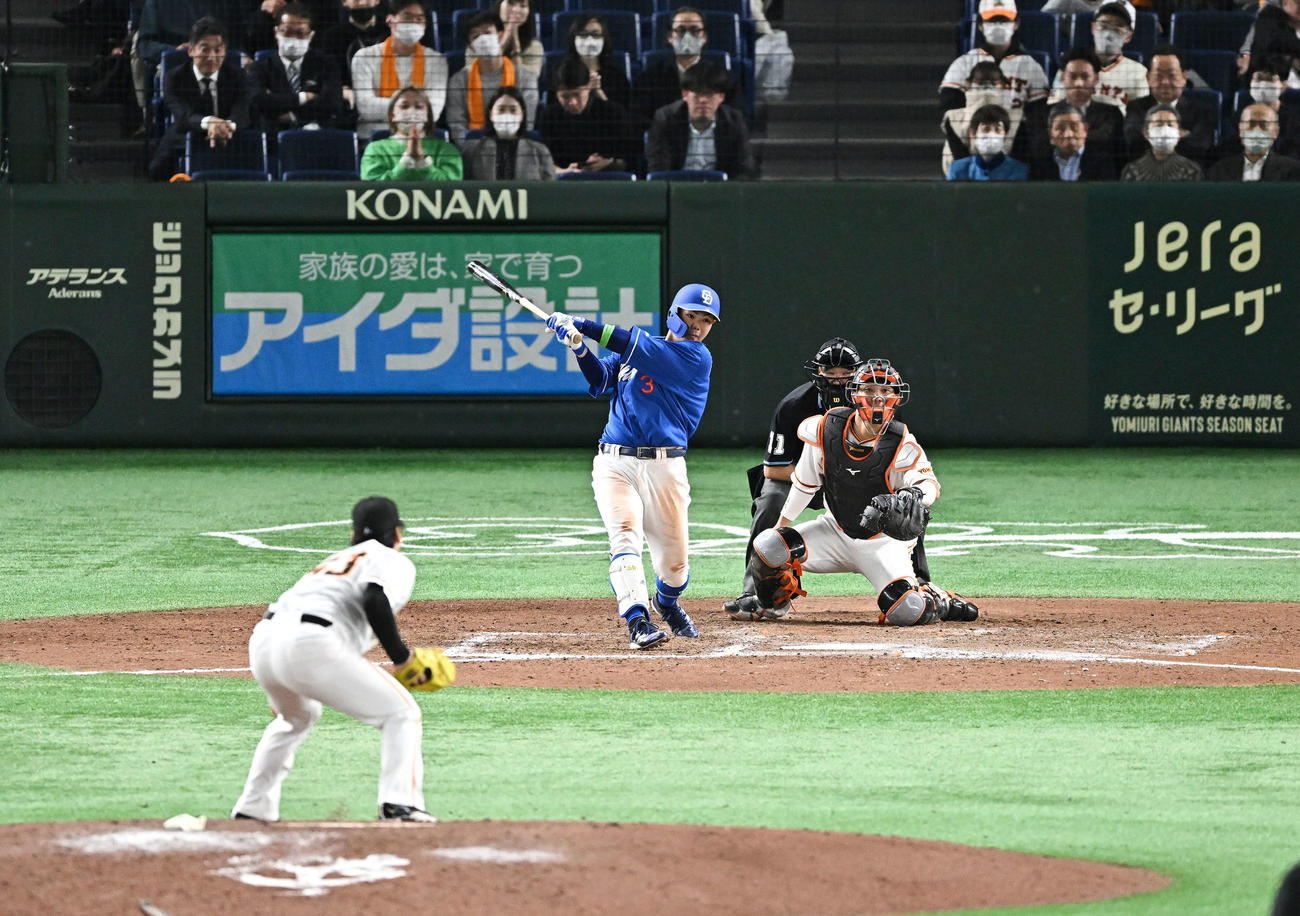 巨人対中日　9回表中日1死満塁、高橋周は2点適時二塁打を放つ。投手高梨（撮影・滝沢徹郎）
