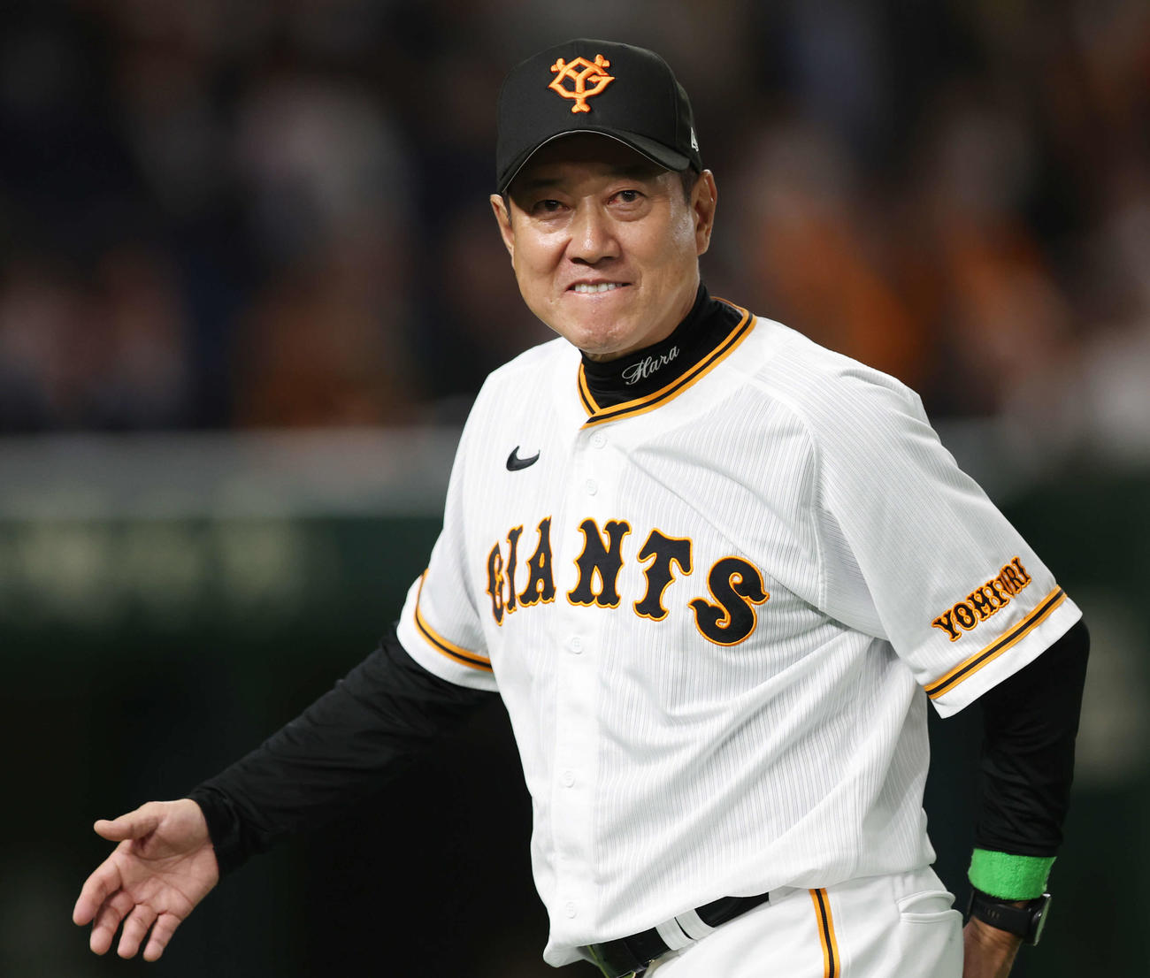 巨人対中日　投手交代を伝えた巨人原監督（撮影・宮地輝）