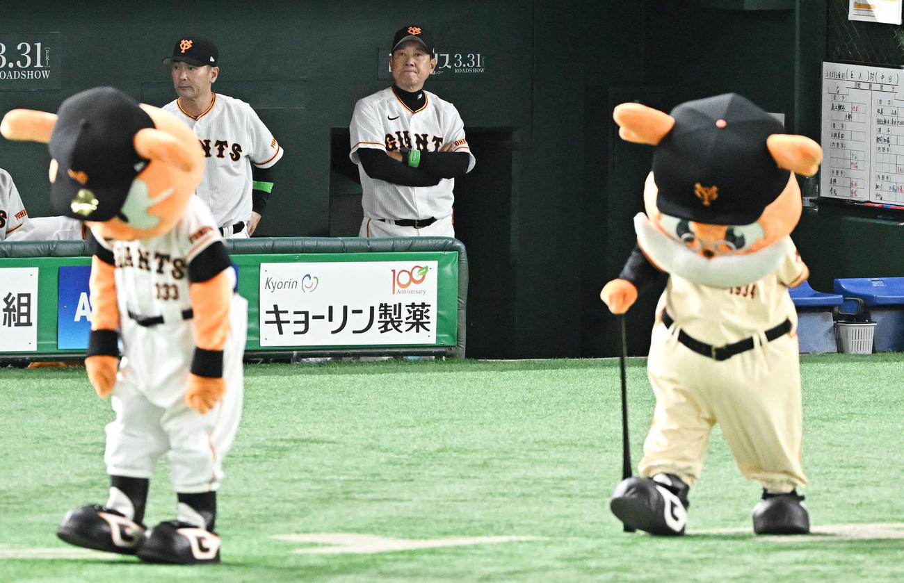 巨人対中日　9回、ベンチで厳しい表情の巨人原監督（右）（撮影・滝沢徹郎）