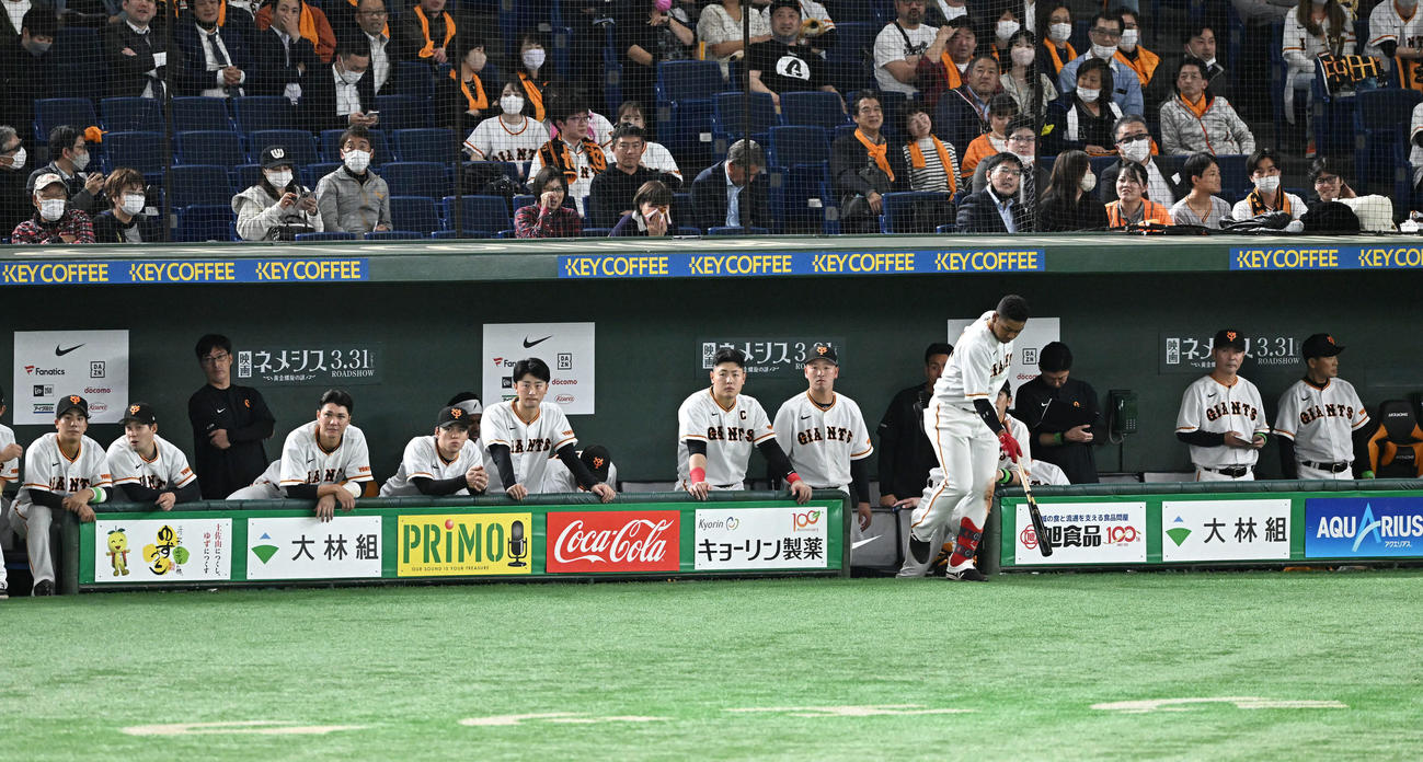 巨人対中日　9回裏、ベンチで厳しい表情の巨人の選手たち（撮影・滝沢徹郎）
