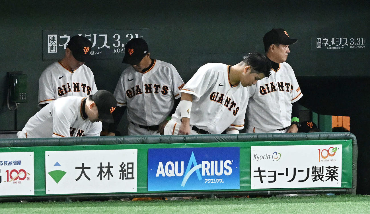 巨人対中日　試合に敗れベンチ裏へ引き揚げる巨人原監督（右）（撮影・滝沢徹郎）