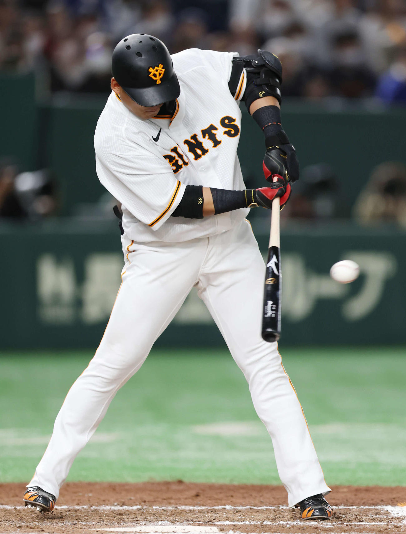 巨人対中日　8回裏巨人2死一、二塁、逆転の2点適時三塁打を放つ中田翔（撮影・宮地輝）