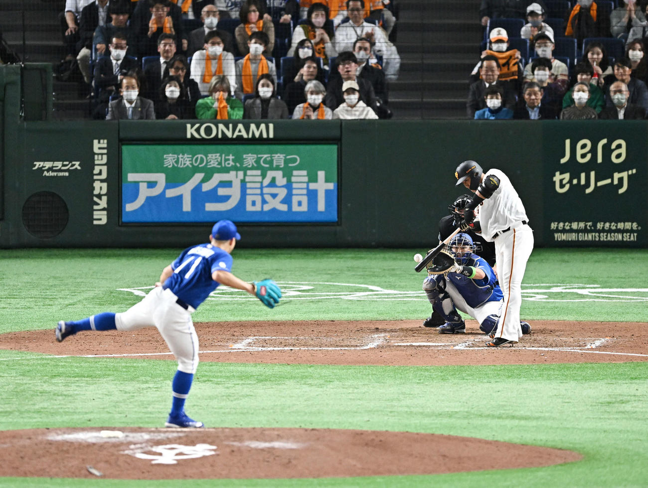 巨人対中日　8回裏巨人2死一、二塁、中田翔は2点適時三塁打を放つ。投手小笠原（撮影・滝沢徹郎）