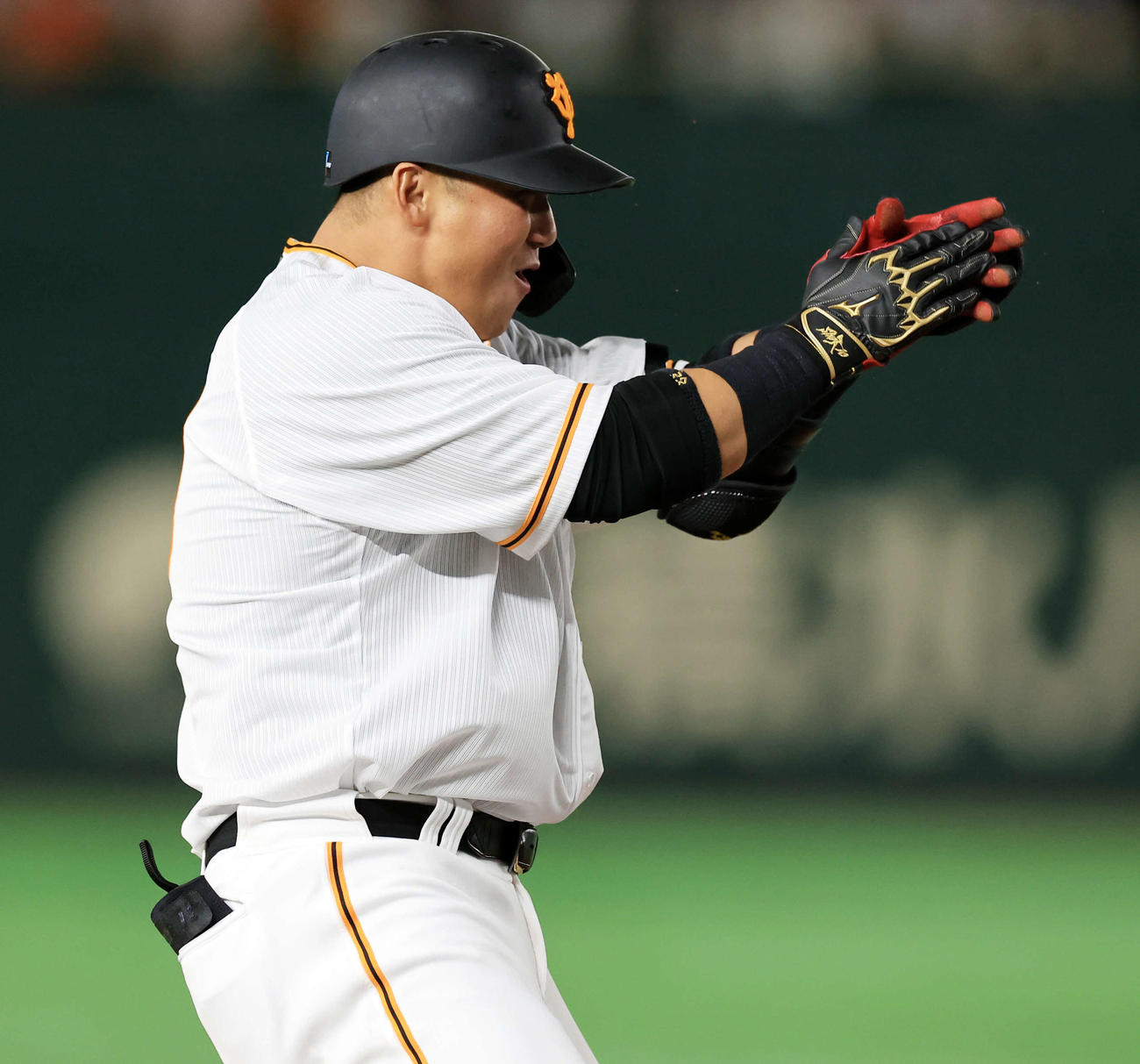 巨人対中日　8回裏巨人2死一、二塁、中田翔は右翼線2点逆転適時三塁打を放ち拍手する（撮影・浅見桂子）