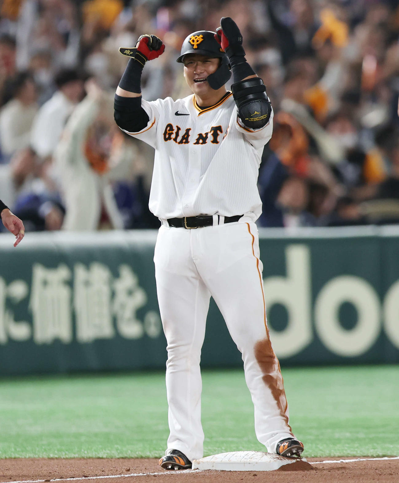 巨人対中日　8回裏巨人2死一、二塁、逆転の2点適時三塁打を放ち、笑顔でガッツポーズする中田翔（撮影・宮地輝）