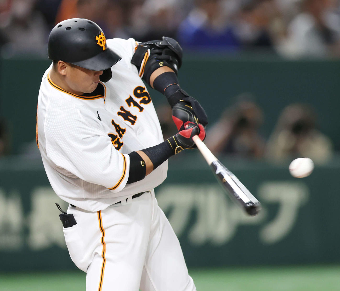 巨人対中日　4回裏巨人無死、左越えソロ本塁打を放つ中田翔（撮影・宮地輝）