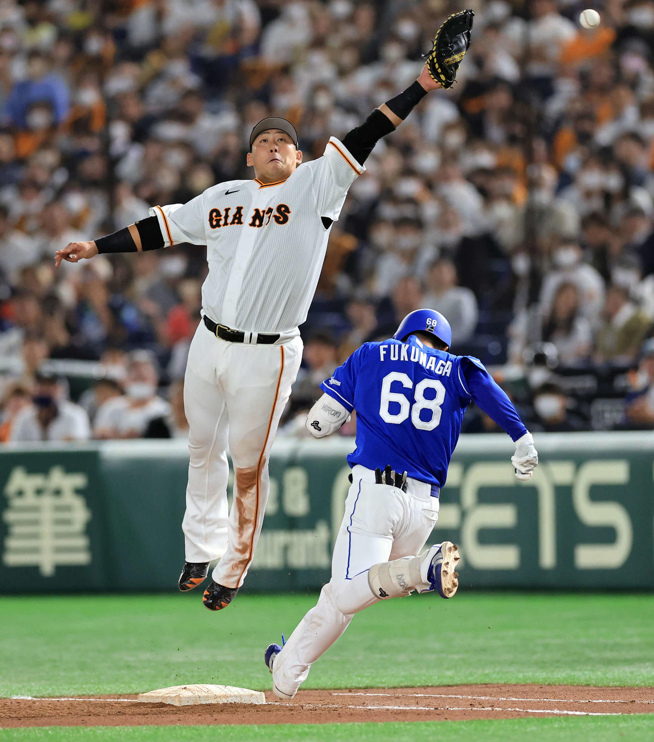 巨人対中日　9回表中日無死、福永（右）の打球を三塁手岡本和が一塁へ悪送球し、中田翔はジャンプするも届かず（撮影・浅見桂子）