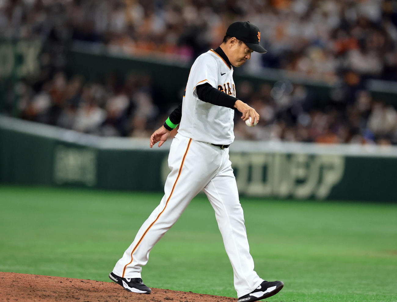 巨人対中日　9回表中日1死二、三塁、投手交代を告げマウンドから降りる原監督（撮影・浅見桂子）