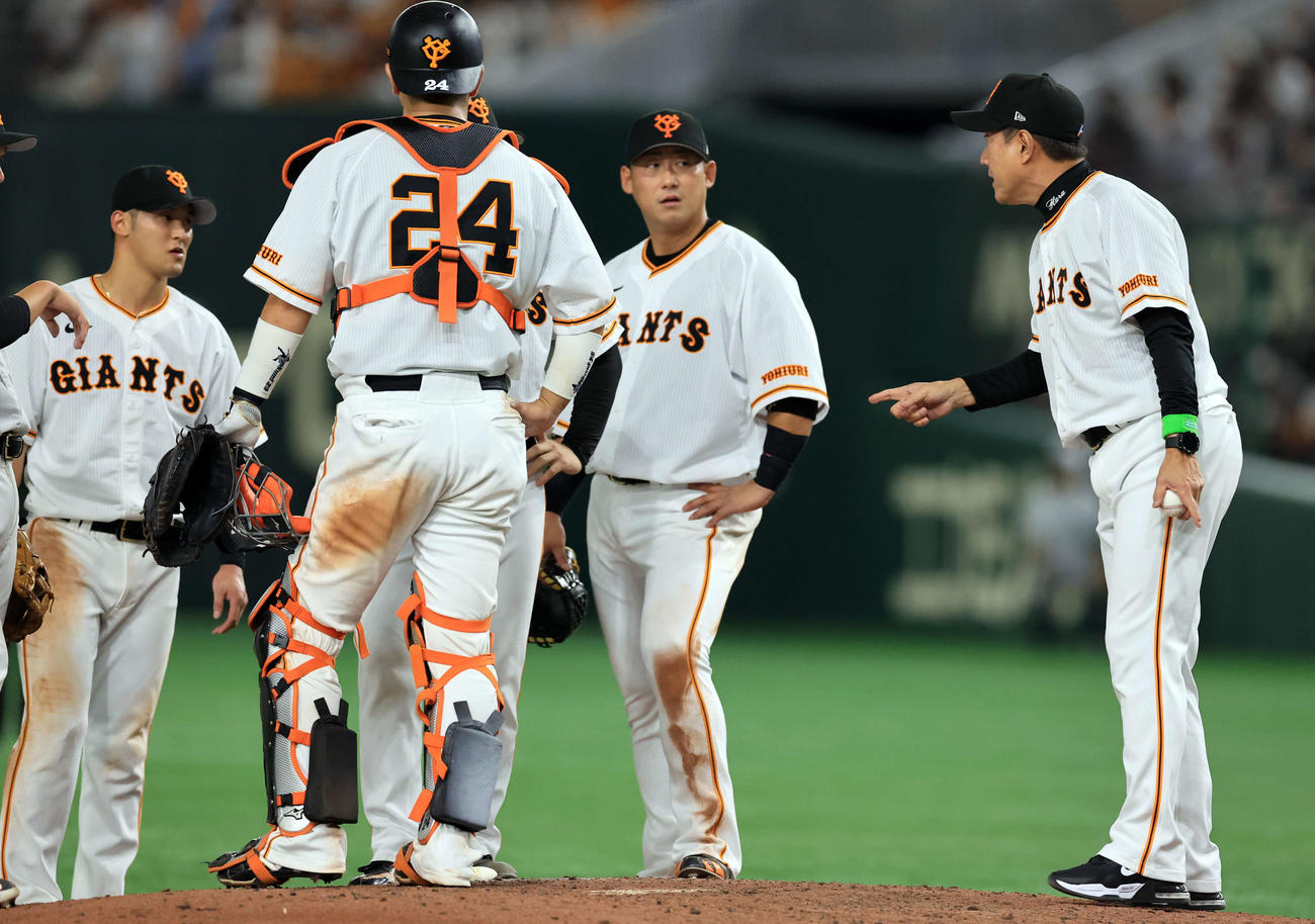 巨人対中日　9回表中日1死二、三塁、投手交代を告げマウンドでゲキを飛ばす原監督（右）（撮影・浅見桂子）