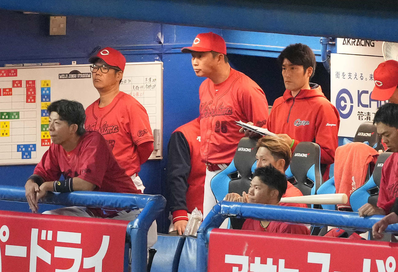 ヤクルト対広島　ベンチから試合を見る広島新井監督（中央）（撮影・鈴木みどり）