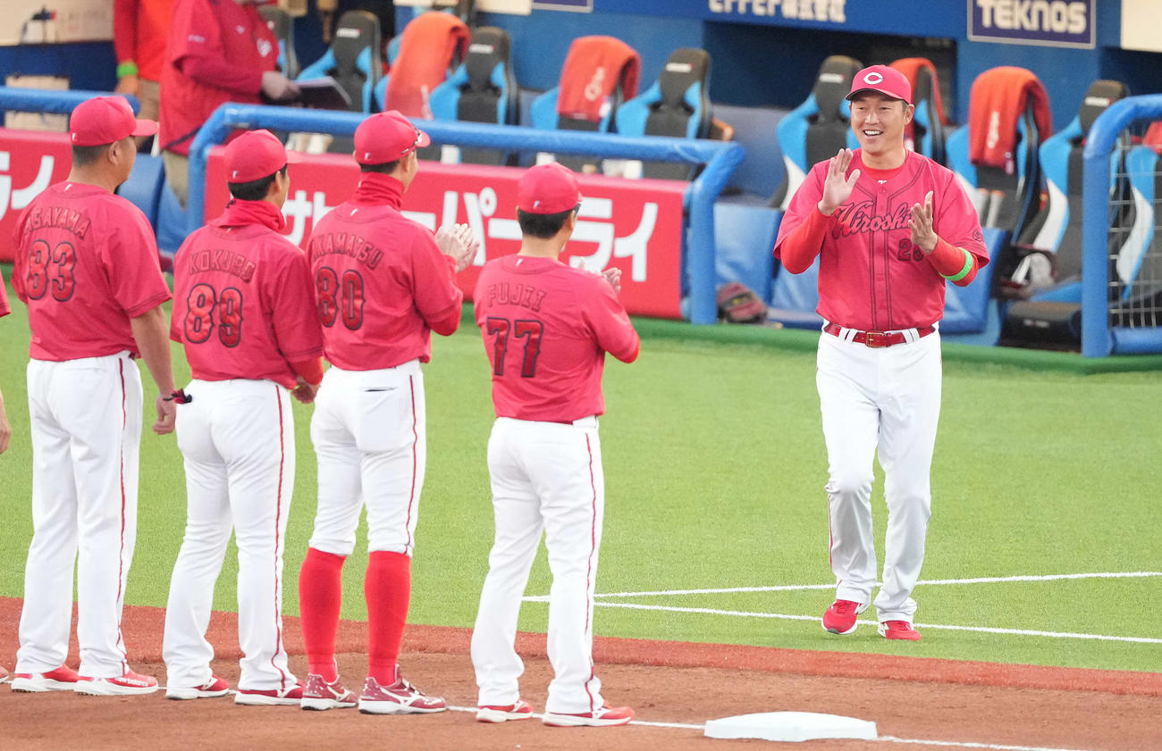 ヤクルト対広島　試合前セレモニーで、笑顔で整列へ向かう広島新井監督（右）（撮影・鈴木みどり）
