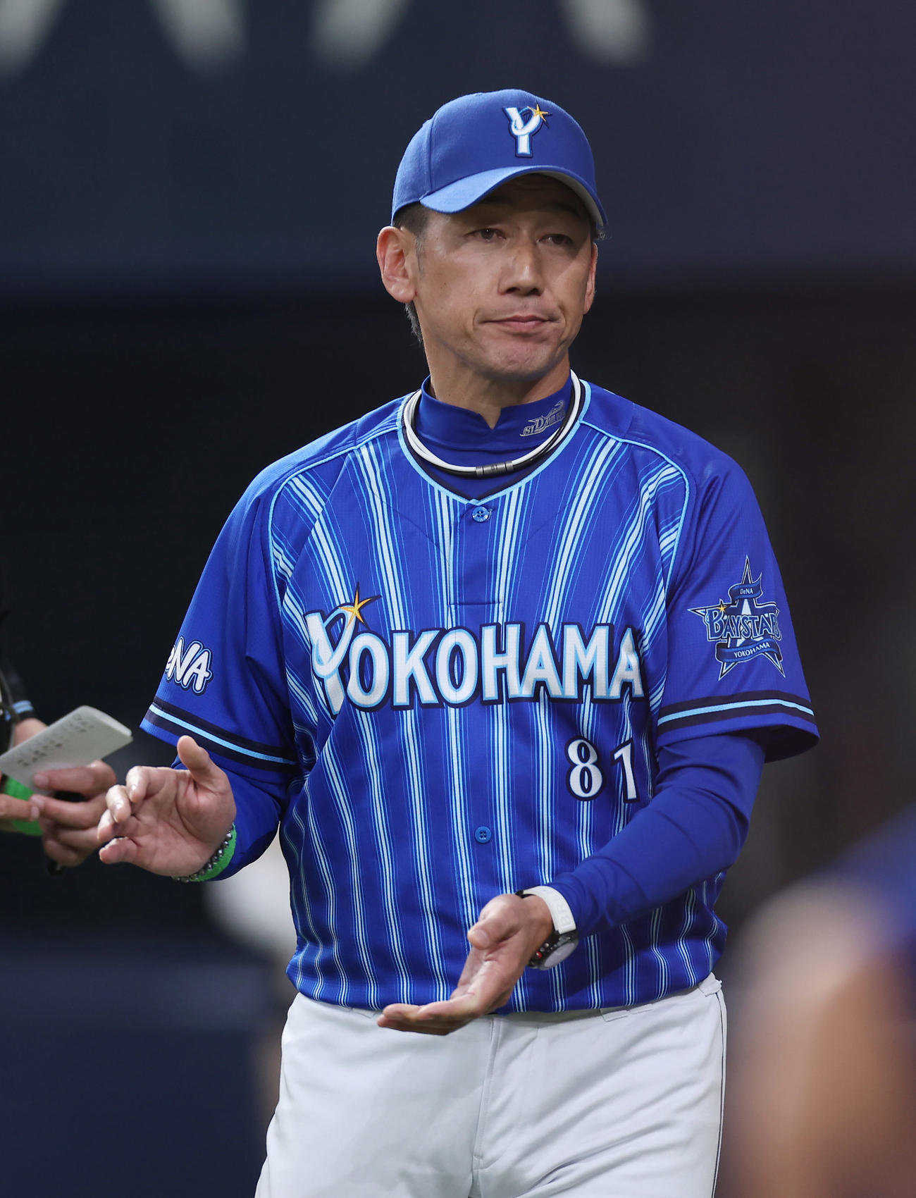 阪神対DeNA 6回表を終え選手交代を告げるDeNA三浦監督（撮影・前田充）