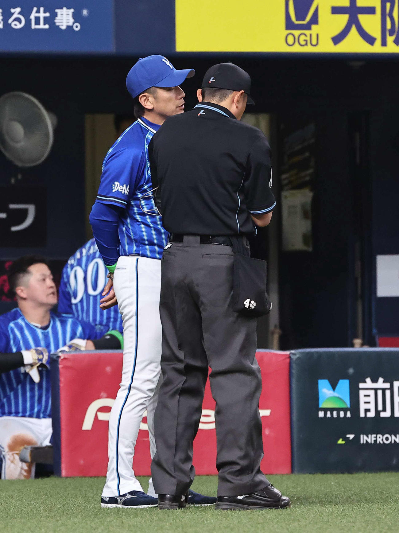 阪神対DeNA　選手交代を告げる三浦監督（撮影・上田博志）