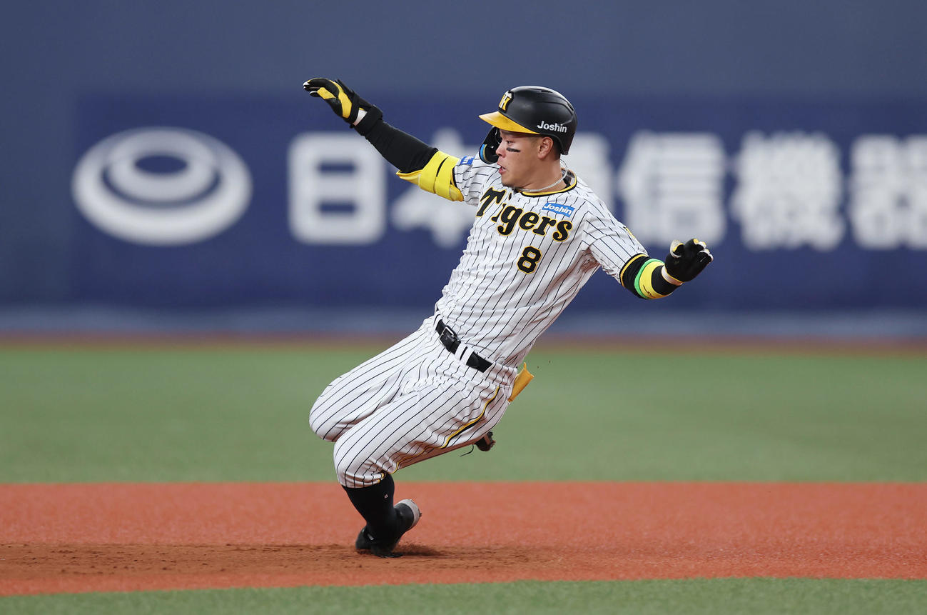 阪神対DeNA 8回裏阪神無死、右二塁打を放ち滑り込む佐藤輝（撮影・前田充）
