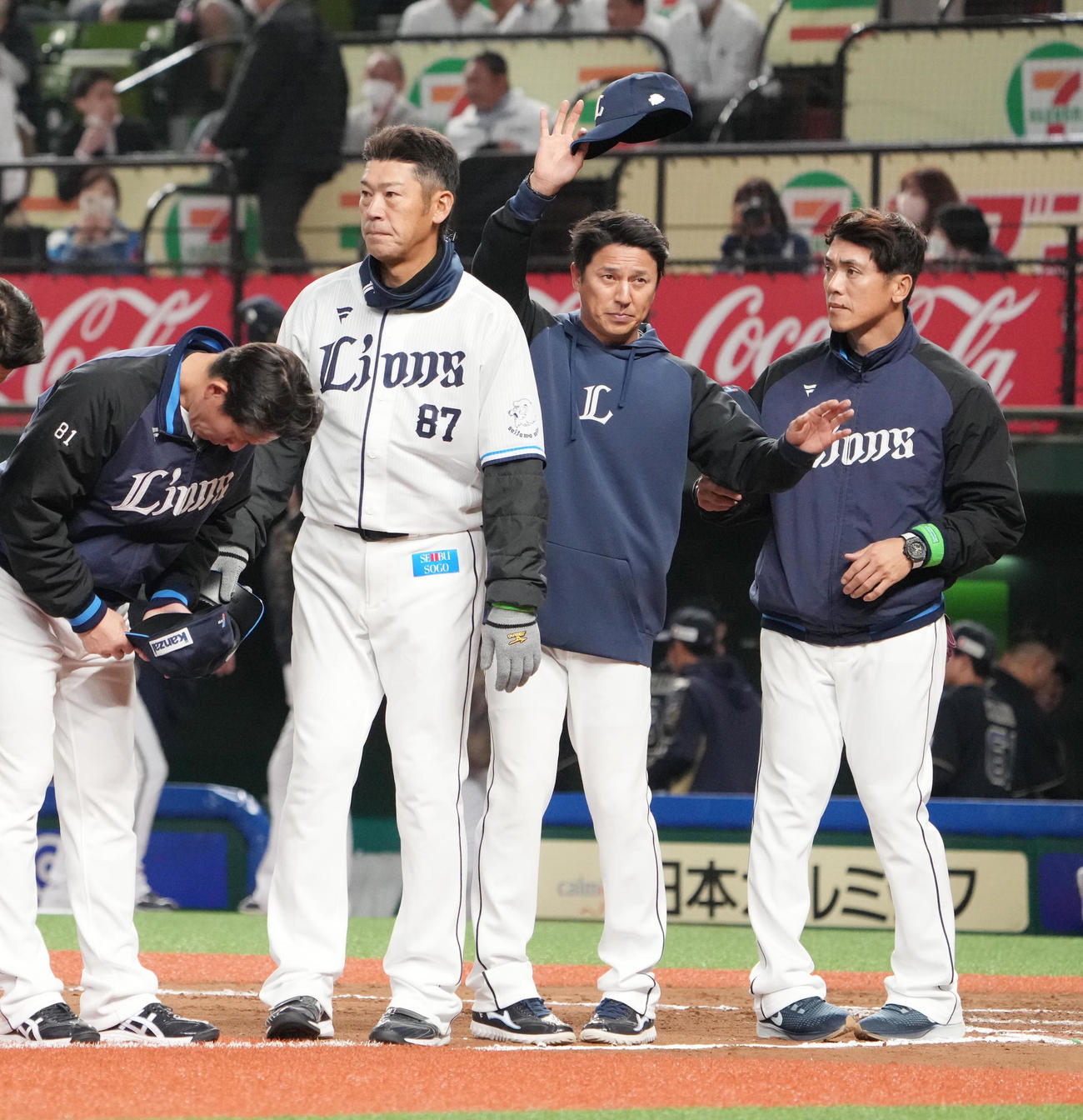 西武対オリックス　スタンドのファンの声援に応える、右から西武松井監督、平石ヘッドコーチら（撮影・小沢裕）