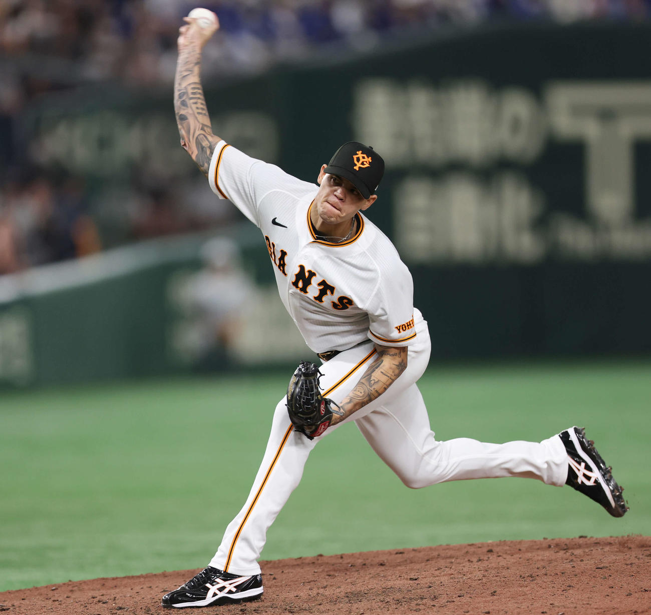 巨人対中日　9回表巨人4番手で登板し、力投するロペス（撮影・宮地輝）