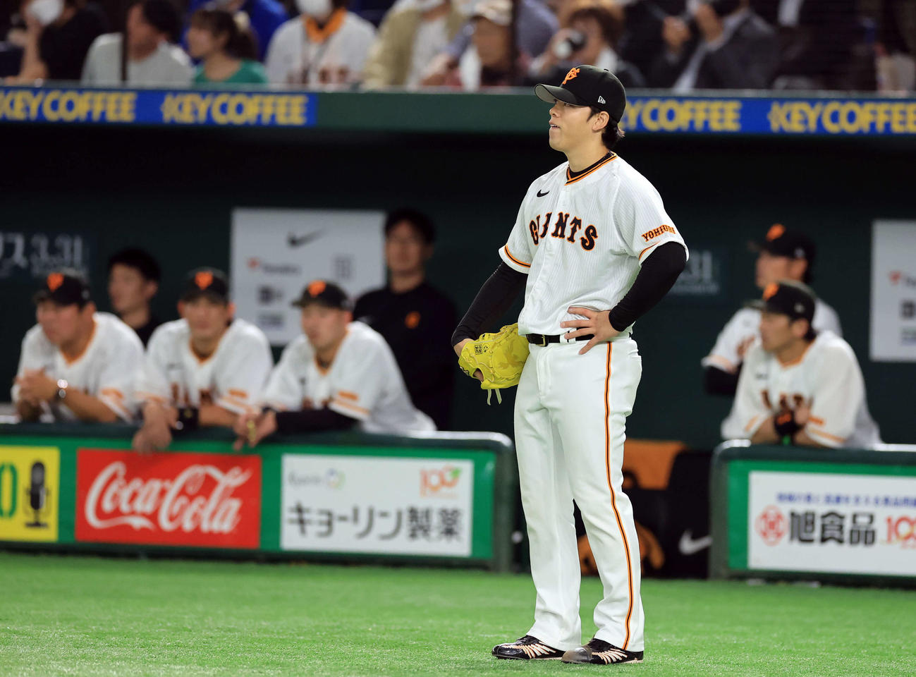 巨人対中日　9回表中日1死満塁、高橋周に左越え逆転2点二塁打を許し、ぼう然とする高梨（撮影・浅見桂子）