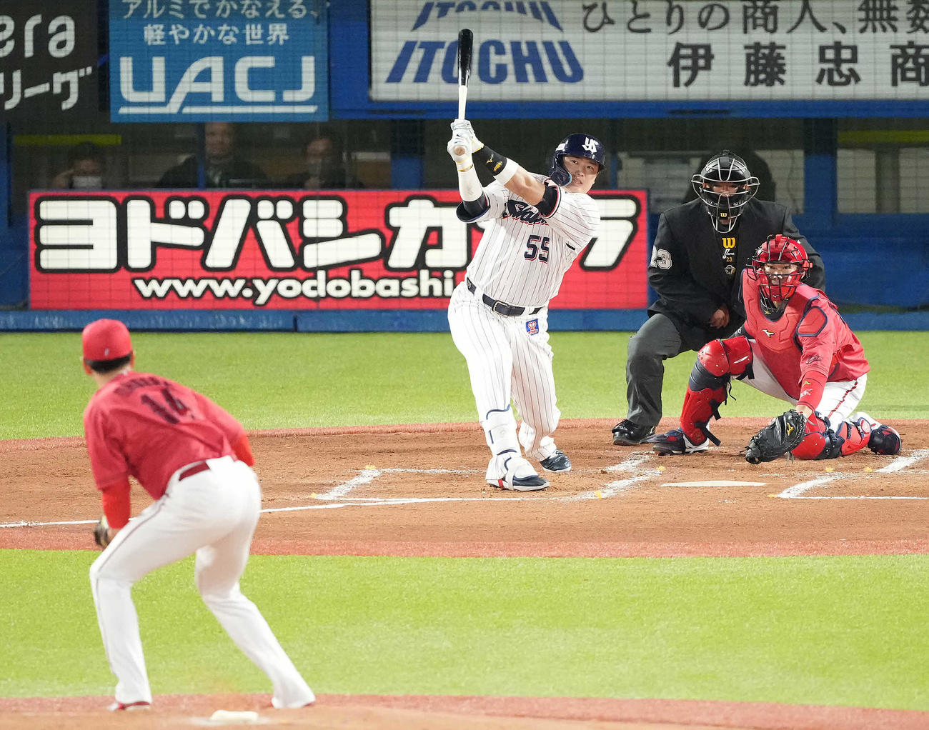 ヤクルト対広島　1回裏ヤクルト2死二塁、先制の中越え2点本塁打を放つ村上。投手大瀬良（撮影・鈴木みどり）
